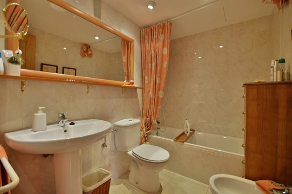 09 Master bathroom en suite