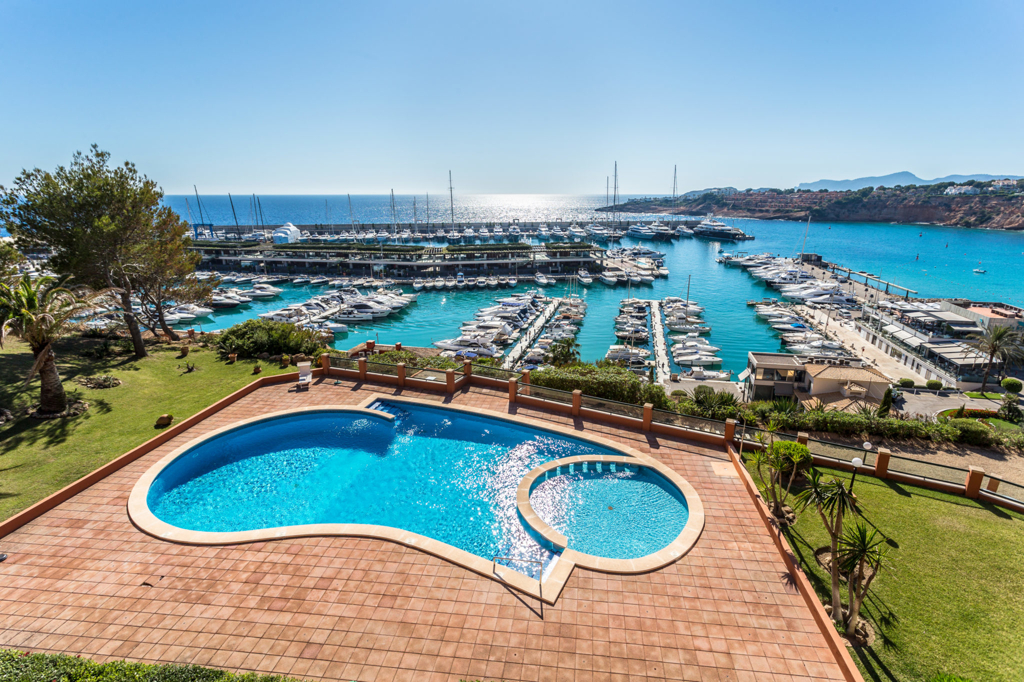 Pool 1. Linie Port Adriano Pool 1. Linie Port Adriano