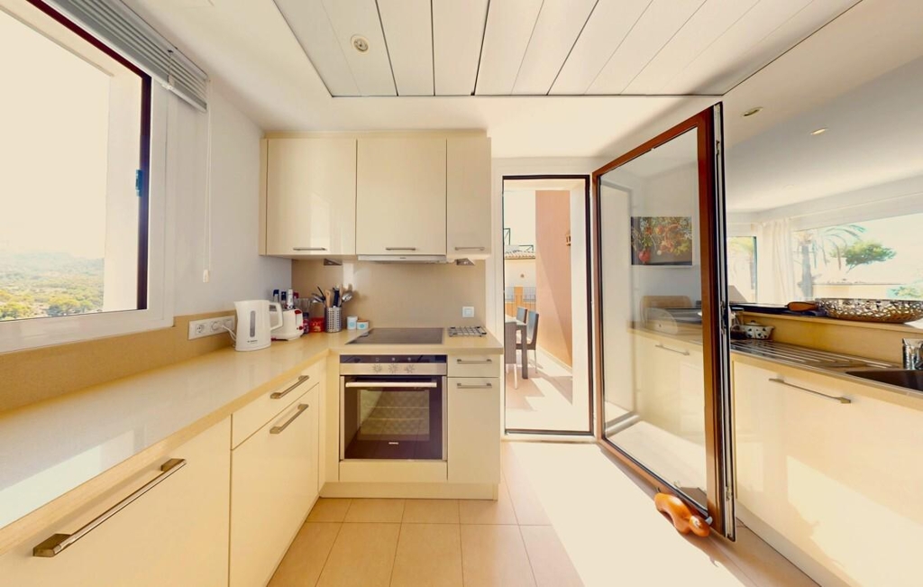 Küche mit Terrassen Zugang