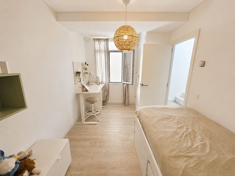 middle bedroom