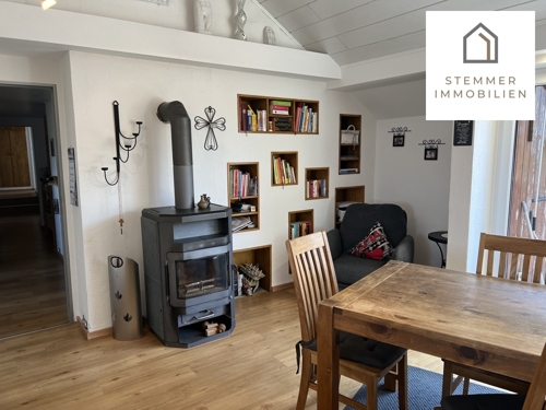 Wohn-/Essbereich mit Kaminfeuer