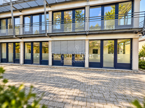 Moderne Bürohausfassade im Tageslicht(1)