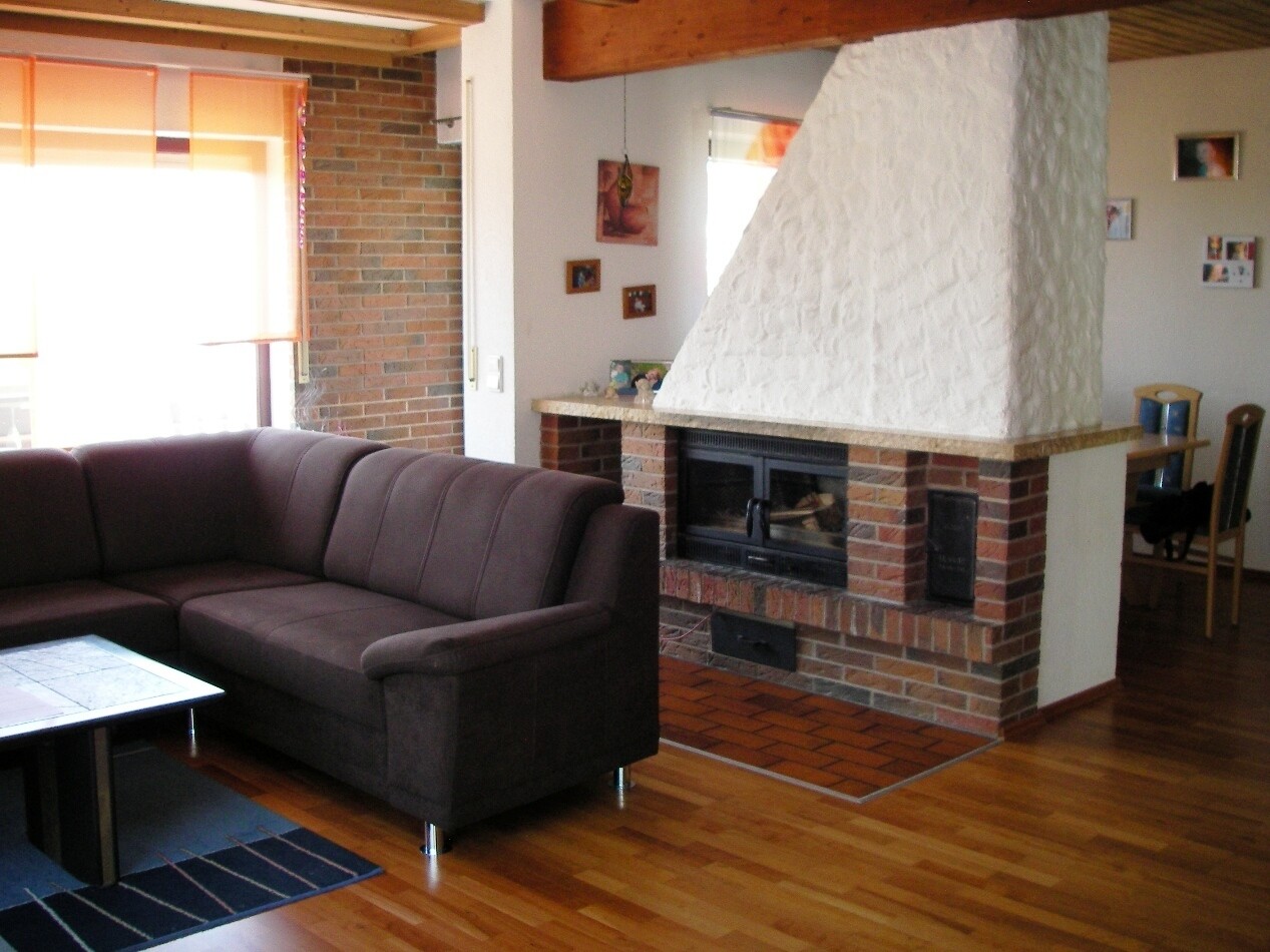 8 Wohnzimmer mit Kamin