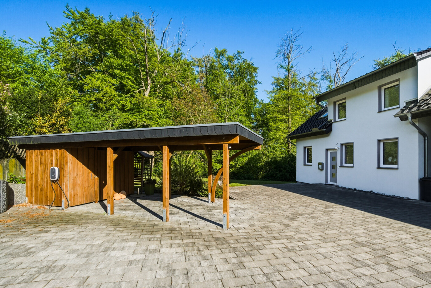 Carport + Stellplätze