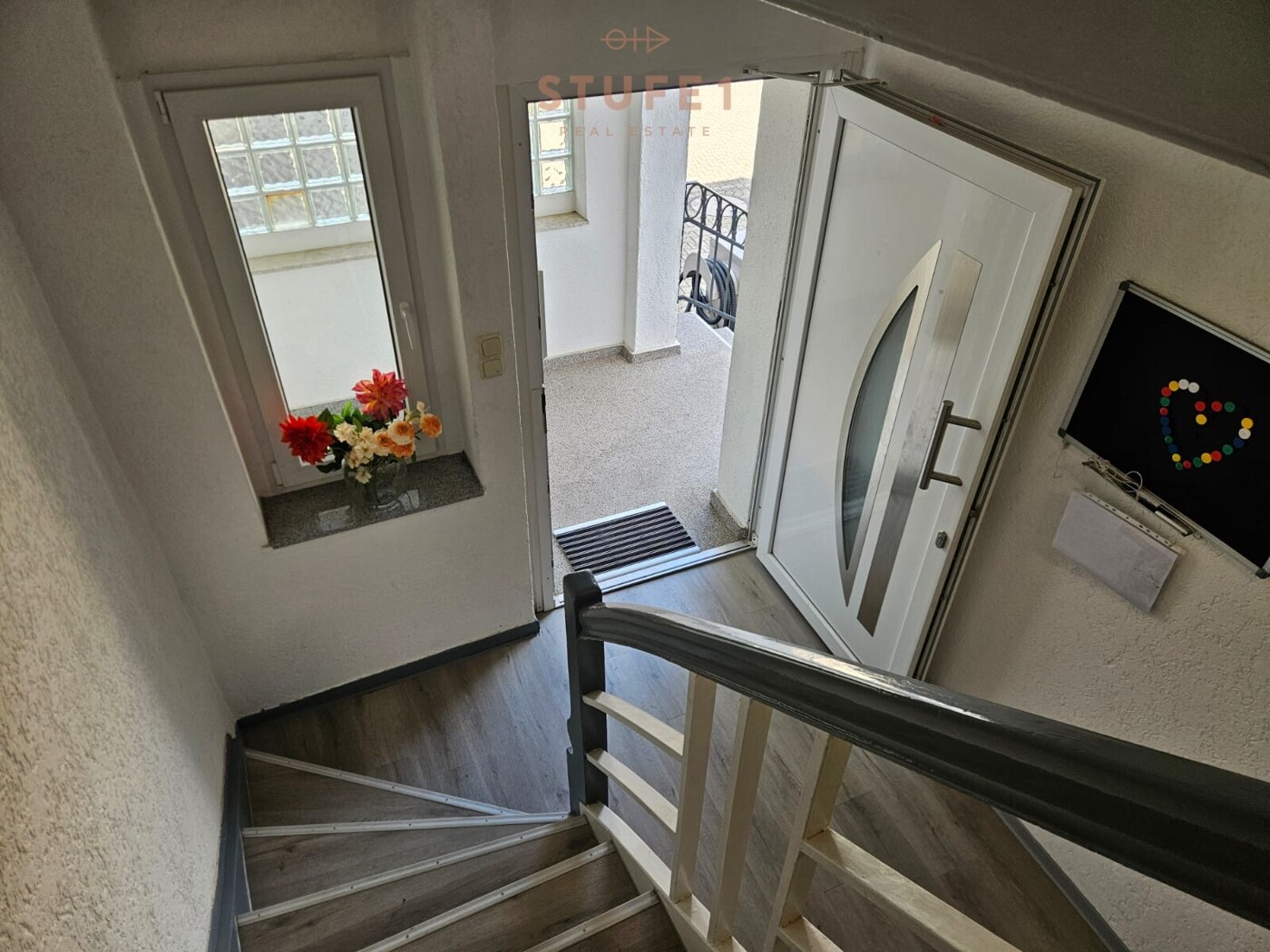 Eingangsbereich von der Treppe aus