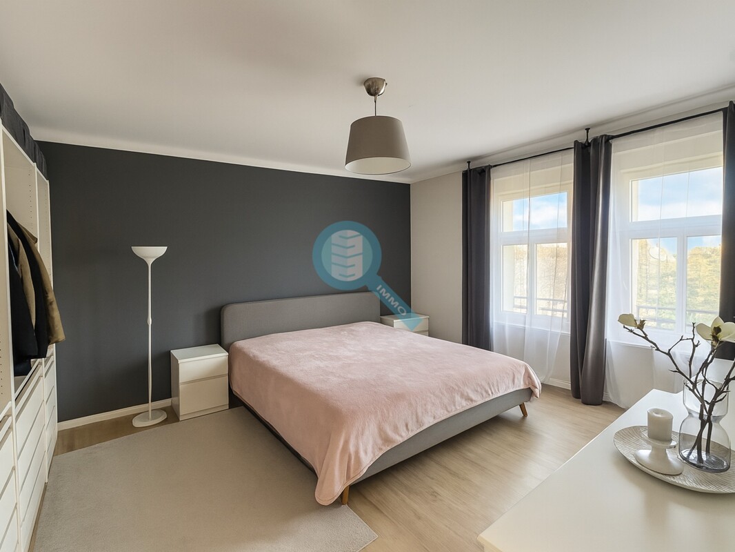 Renovierte 4-Zimmerwohnung mit ca. 233 m² Eigengarten und zwei Stellplätzen – Nähe Haid-Center