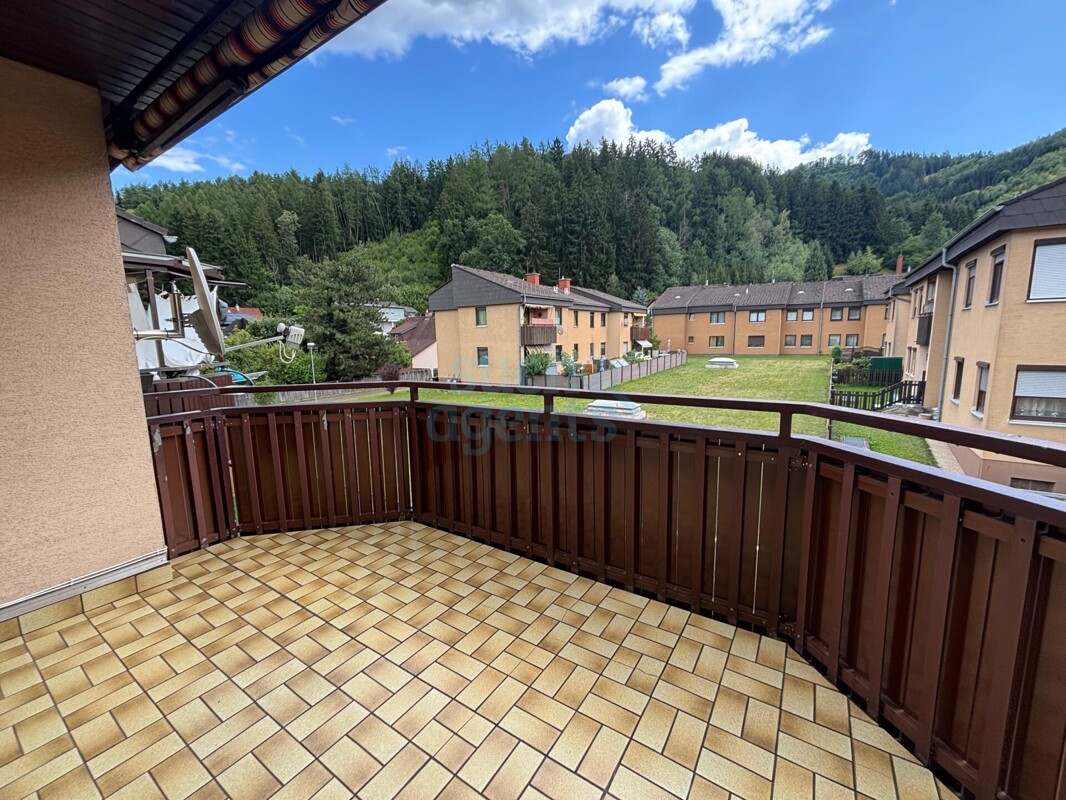 Neuer Preis! Sanierte 2-Zimmer-Wohnung mit Südbalkon, Tiefgarage und großem Keller