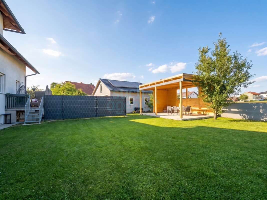 Modernes Mehrfamilienhaus mit 3 Wohneinheiten und großem Garten