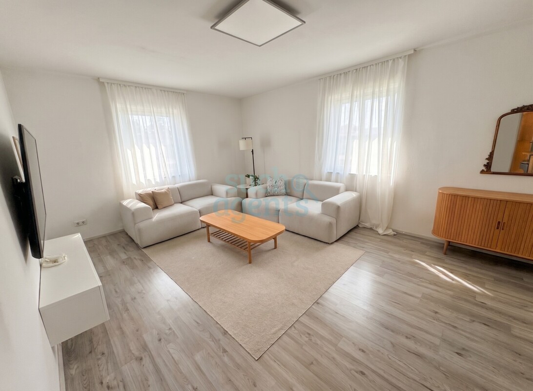Modernes Mehrfamilienhaus mit 3 Wohneinheiten und großem Garten