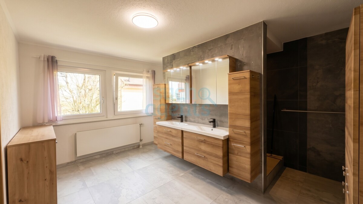 Neuer Preis! Modernisiertes Eckhaus mit ca. 200 m² Wohnfläche, Sommergarten, Sauna & Garage