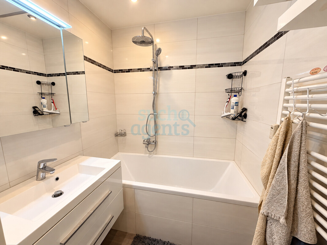 Modernes Badezimmer