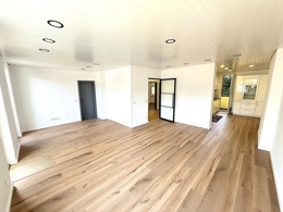 Wohnzimmer mit offener Küche