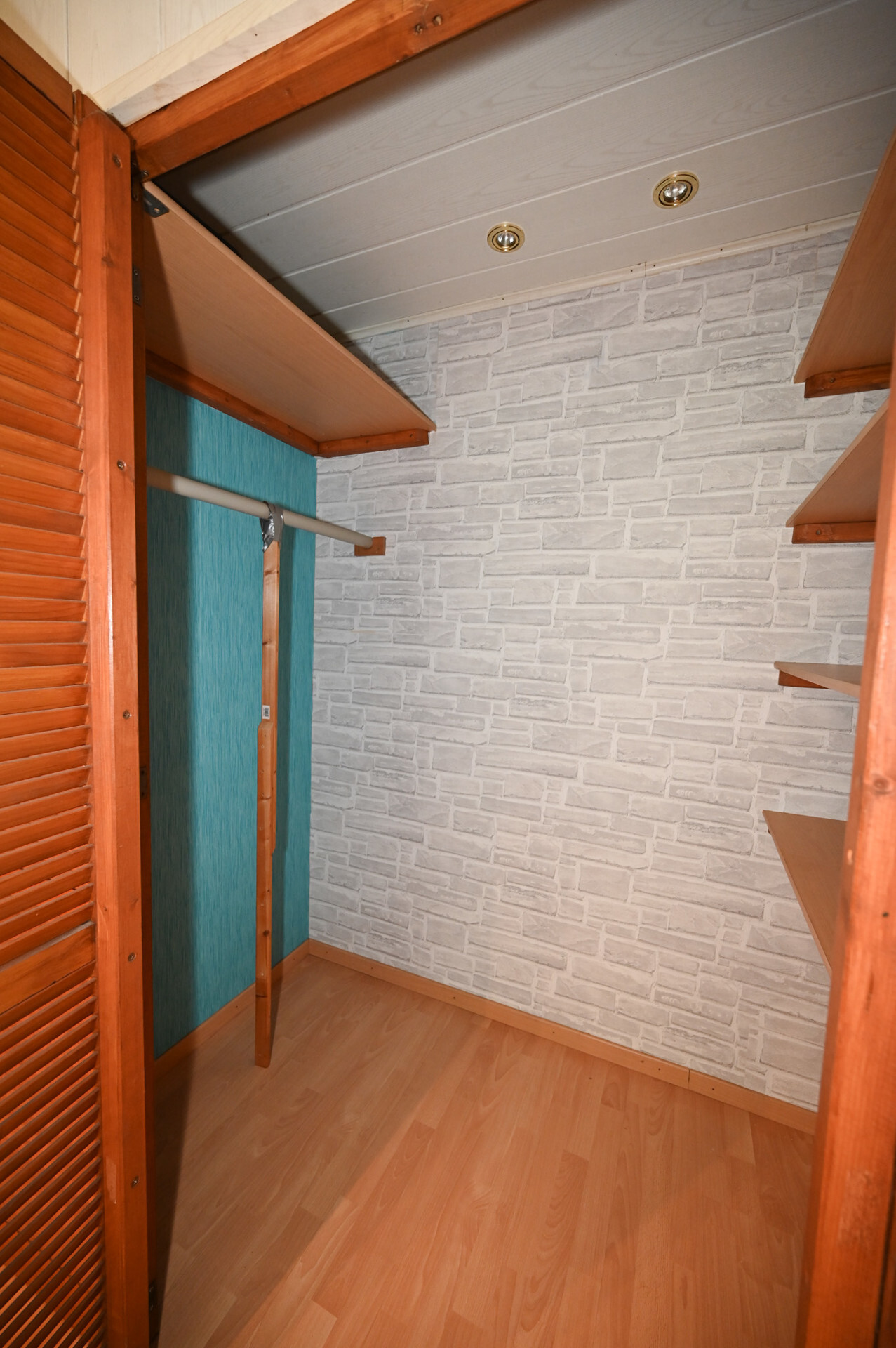 Begehbarer Kleiderschrank
