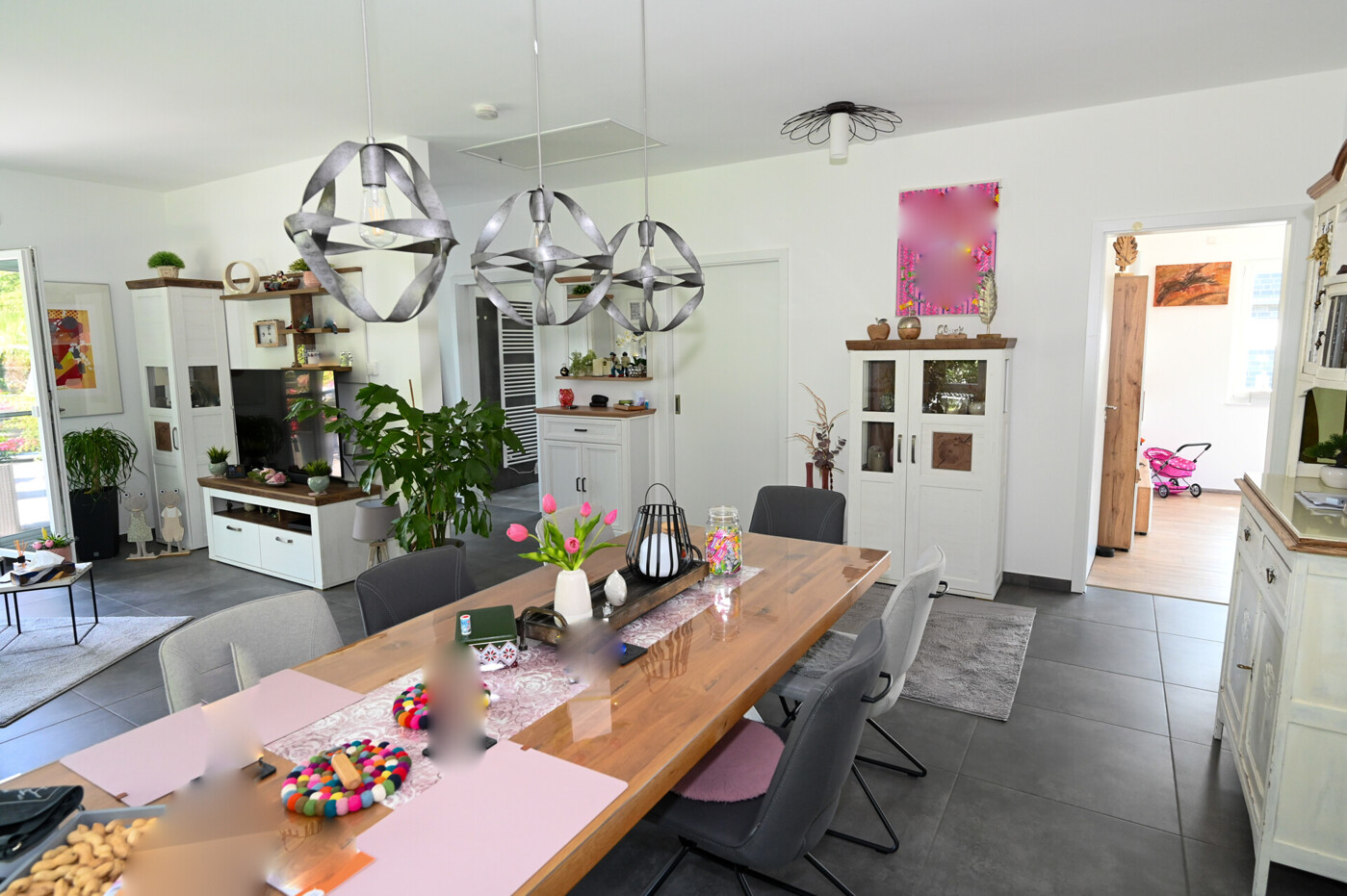 Essbereich mit angrenzenden Zimmern