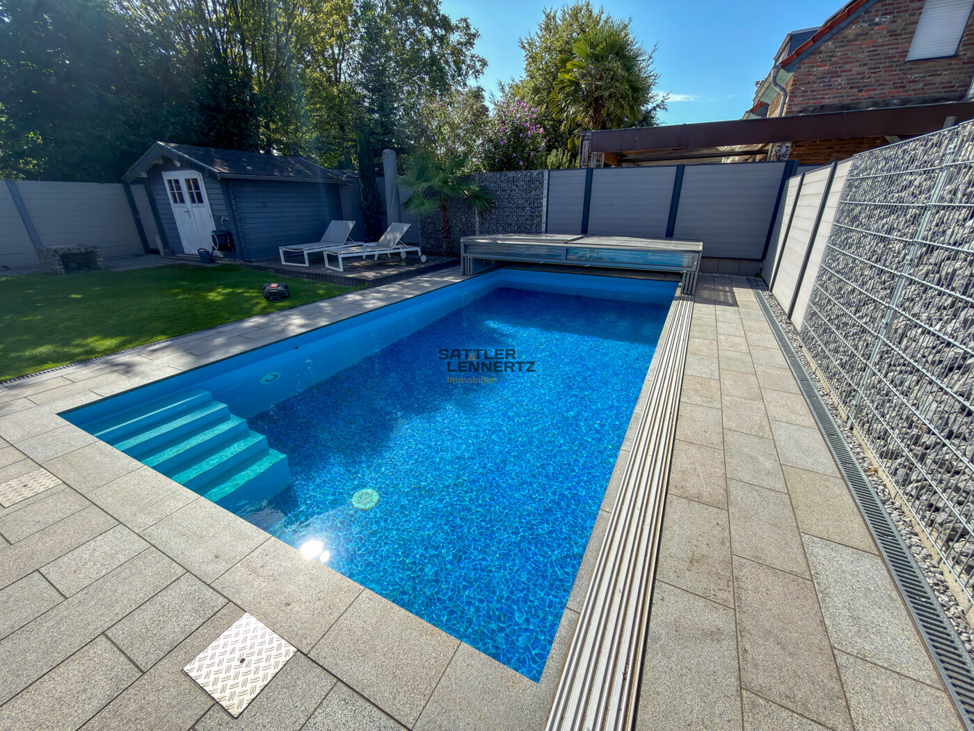 Rückwärtiger Bereich mit Pool