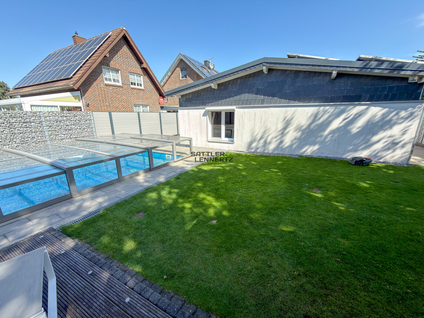 Rückwärtiger Bereich mit Pool