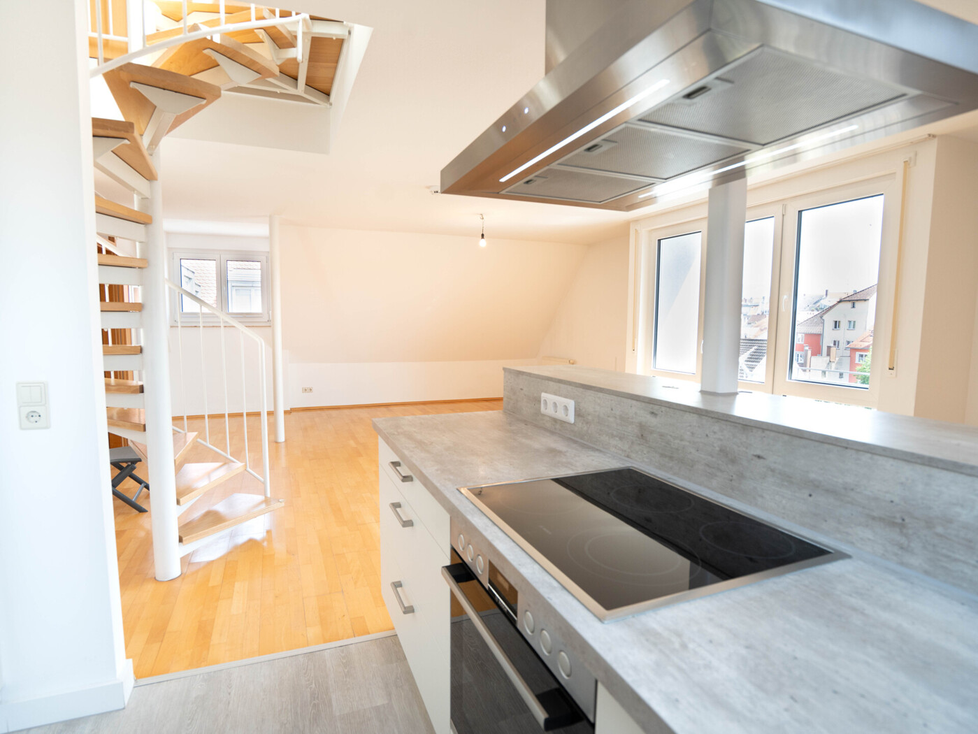 Einbauküche mit Wohn-/ Esszimmer