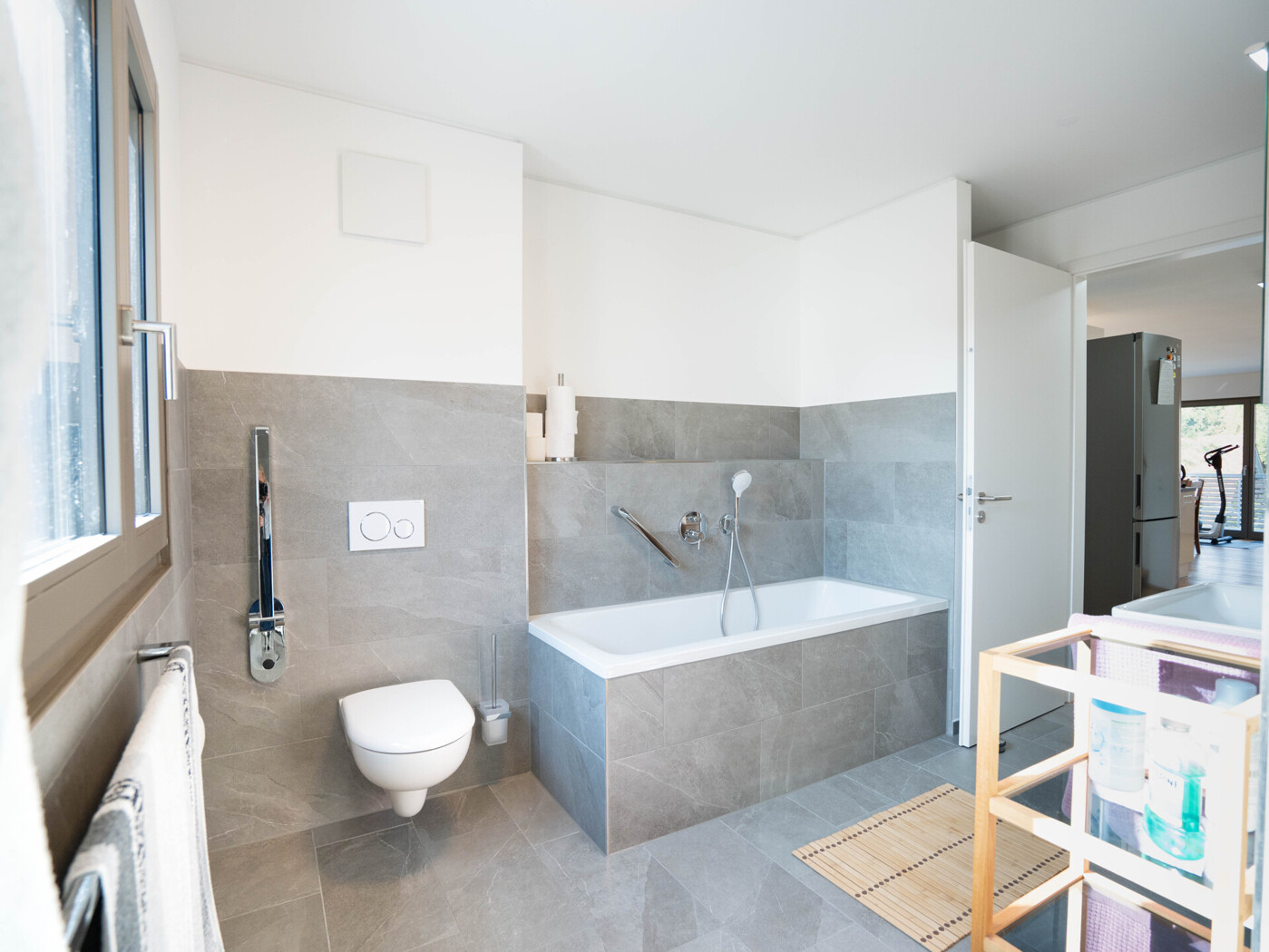 Badezimmer mit Badewanne und Dusche