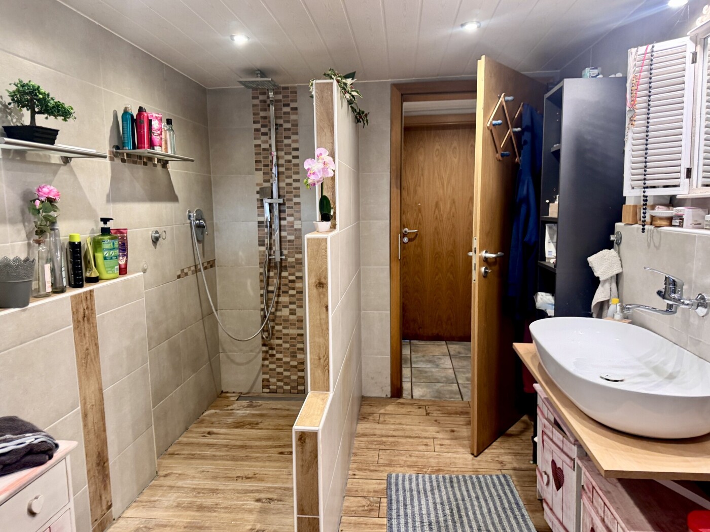 Badezimmmer mit Dusche und WC