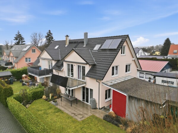 Gebäude mit Garten und Terrasse