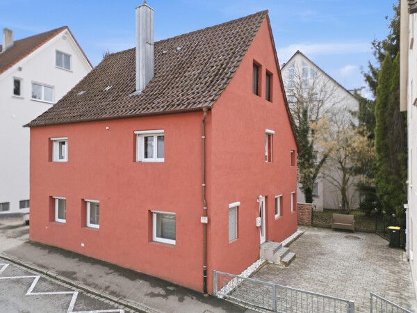 Gebäude mit Hauseingang