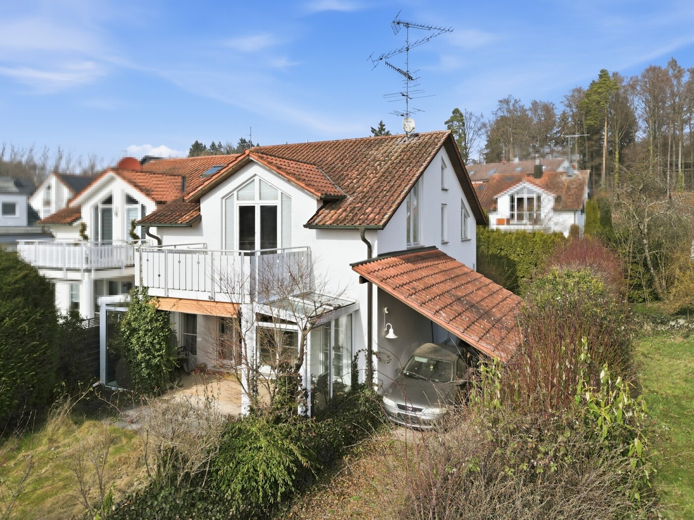Gebäude mit Carport