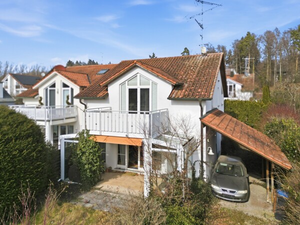 Gebäude mit Terrasse und Balkon