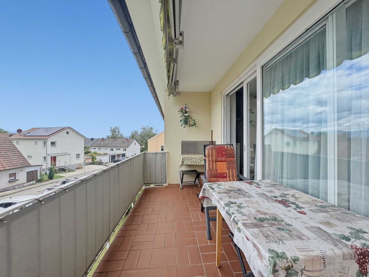 Balkon mit Blick Richtung schweizer Alpen