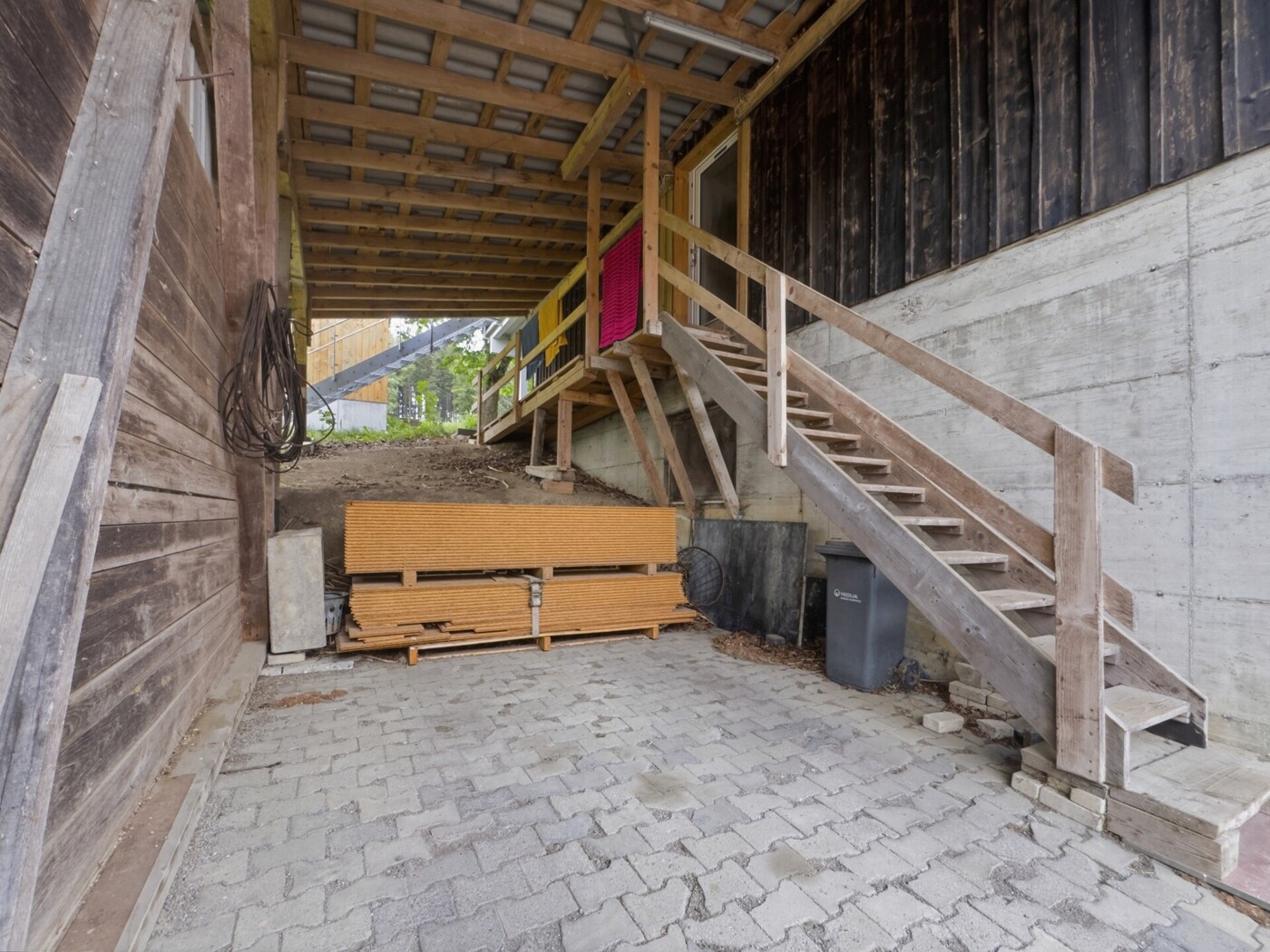 Carport mit Treppenaufgang zur Wohnung