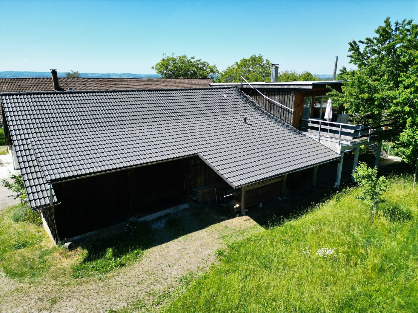 Gebäude 1: Wohnung, Atelier, Garagen, Carport & Lagerraum