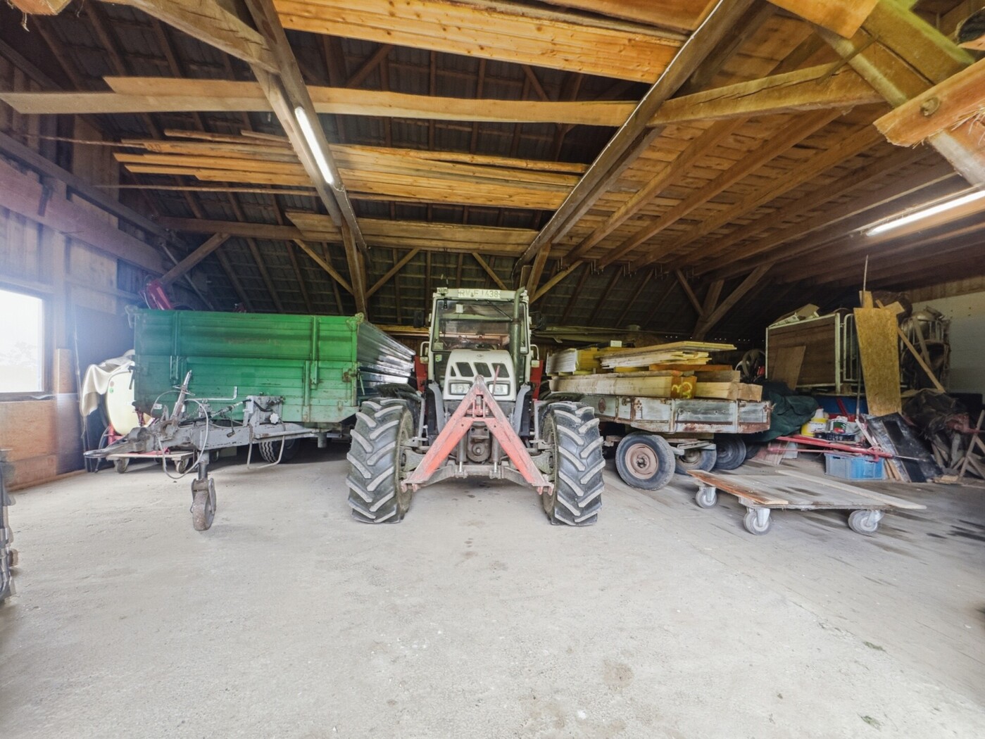 Gebäude 1: Traktor Garage