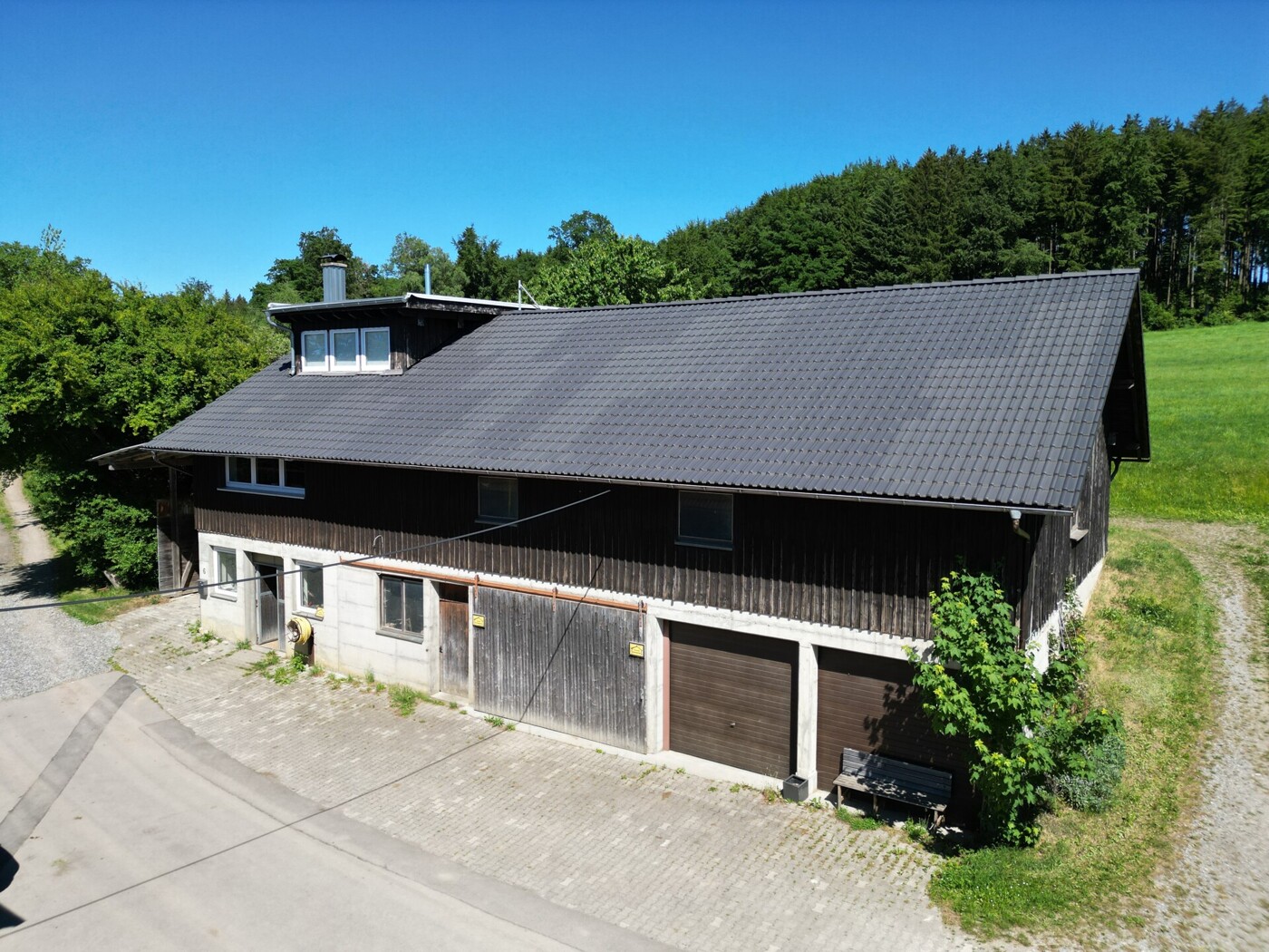 Gebäude 1: Wohnung, Atelier, Garagen, Carport & Lagerraum