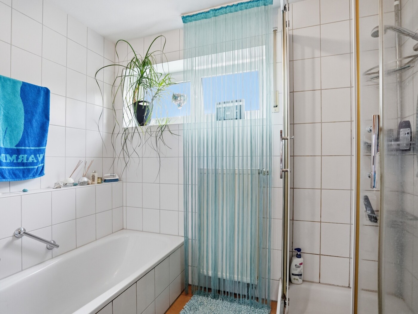 Badezimmer mit Badewanne und Dusche