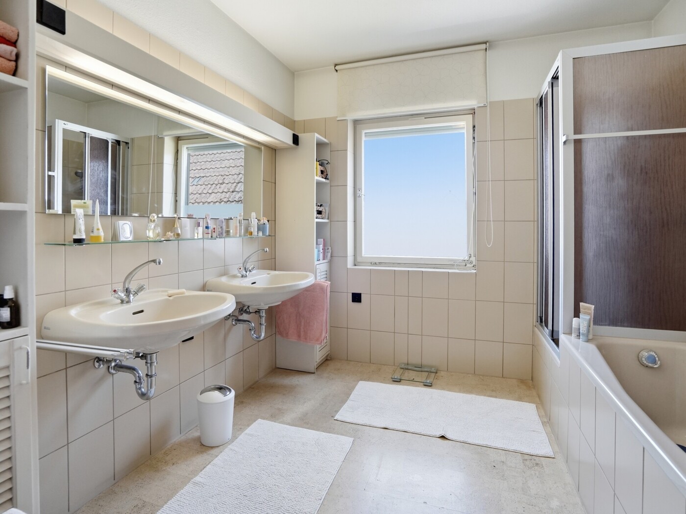 Badezimmer mit Badewanne und Dusche
