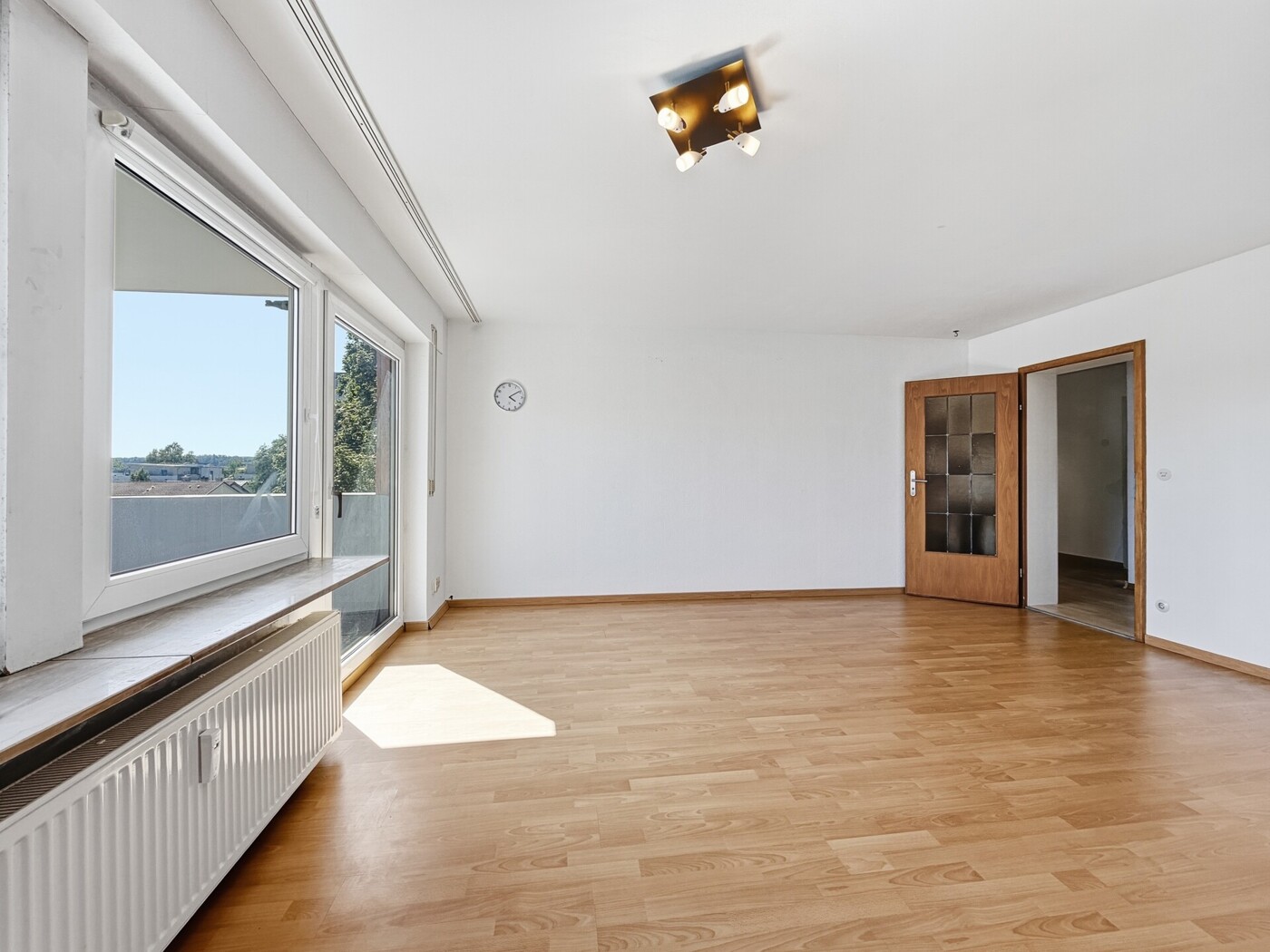 Wohnzimmer mit Balkon Zugang