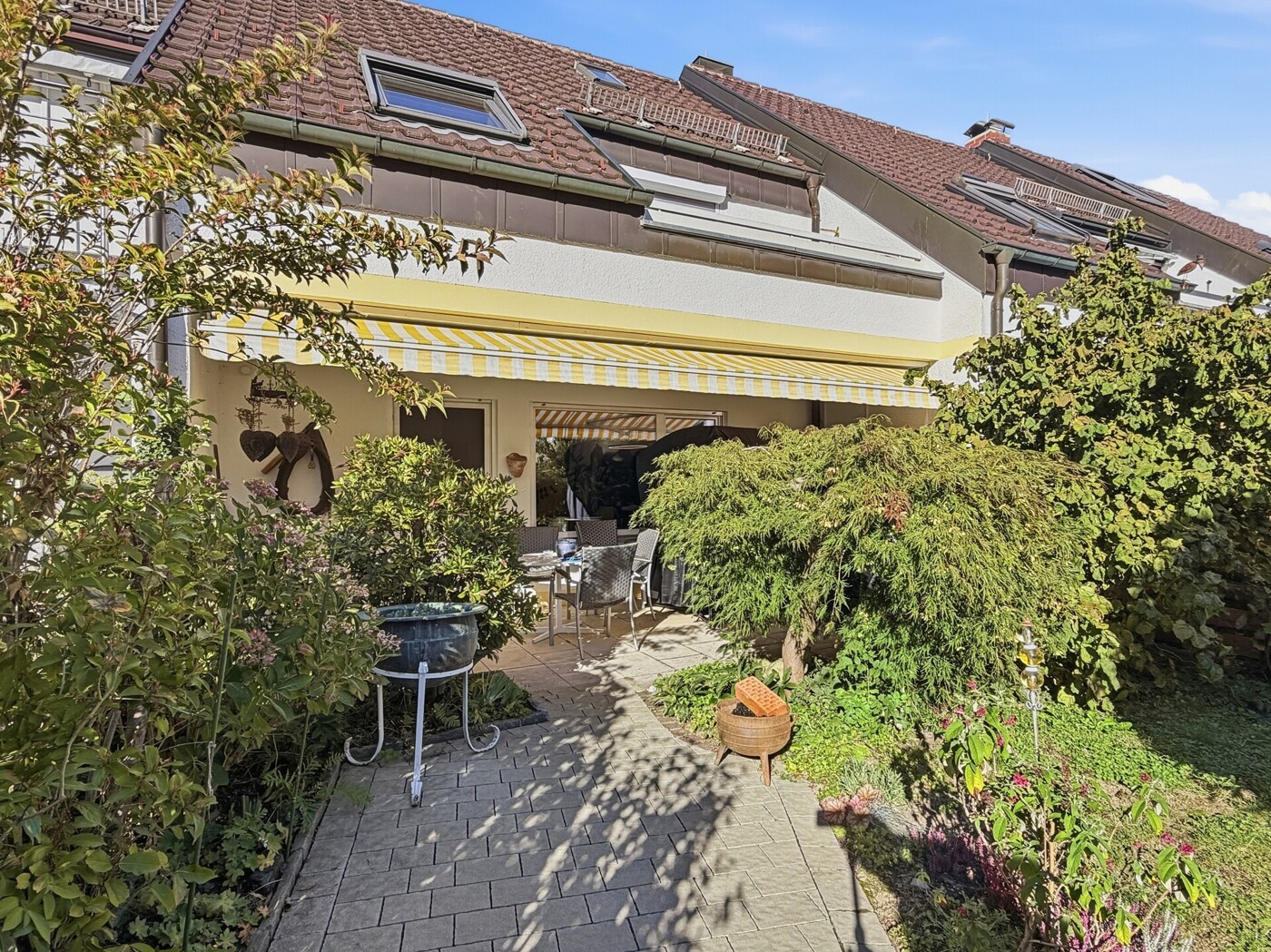 Zugang von der Straße über die Terrasse