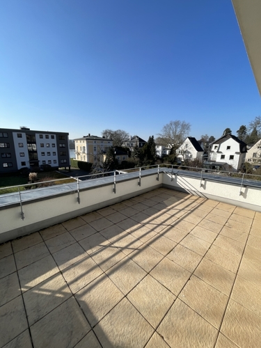Dachterrasse mit Rheinblick an Elternschlafzimmer