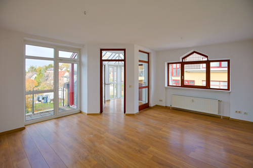 Helles Wohnzimmer mit Zugang Balkon u. Wintergarten