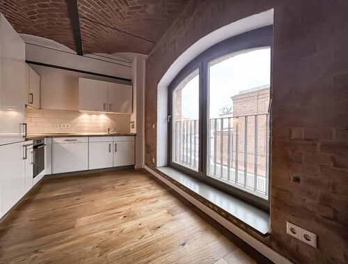 Tageslichthelle Küche mit Panoramafenster – funktional und stilvoll