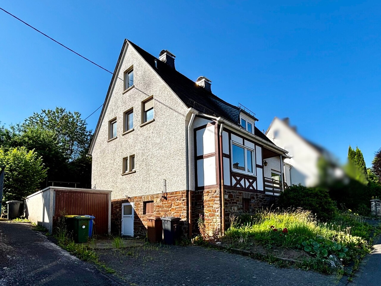 seitliche Ansicht mit Garage