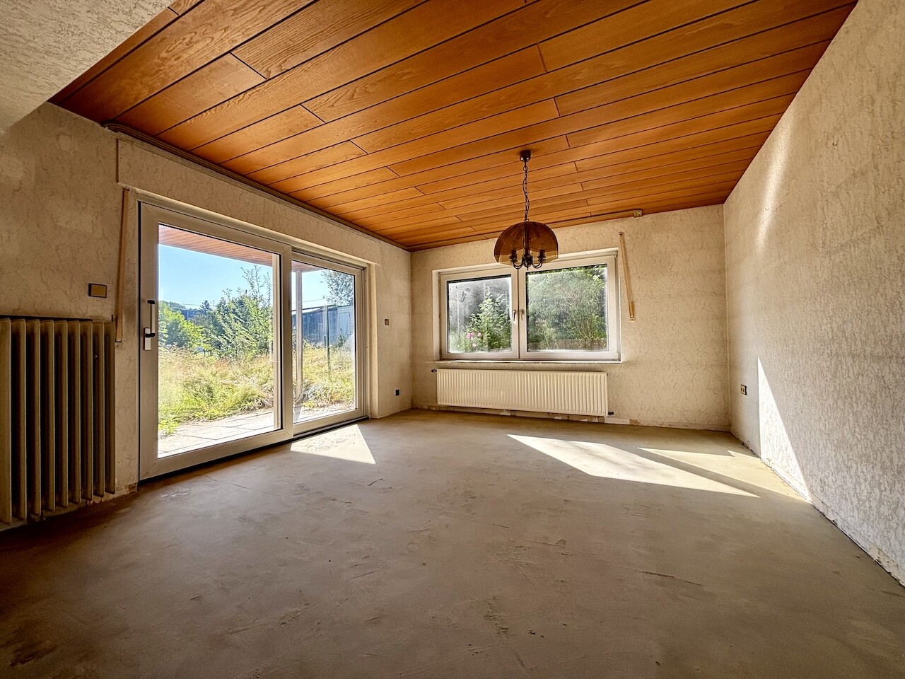 Wohnzimmer mit Zugang zur Terrasse
