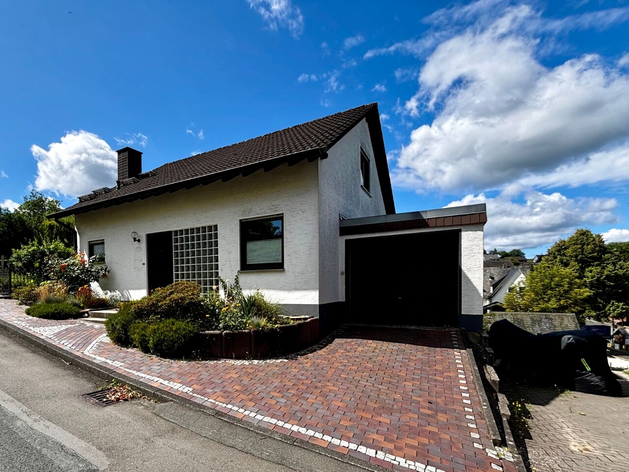 Ansicht mit Garage