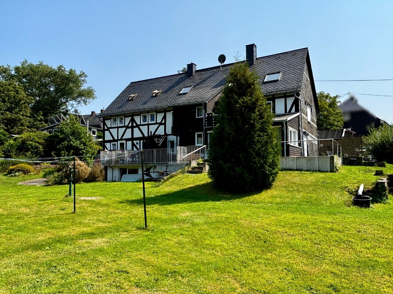 Rückansicht mit Grundstück