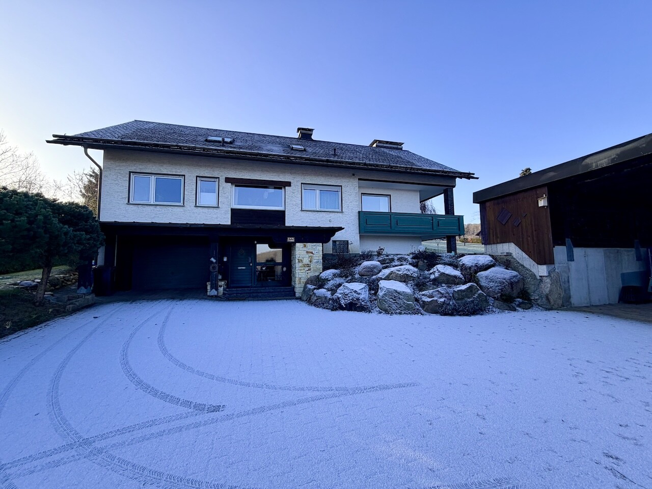 Frontansicht mit Einfahrt