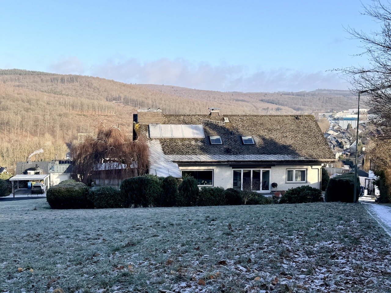 Rückansicht und Grundstück