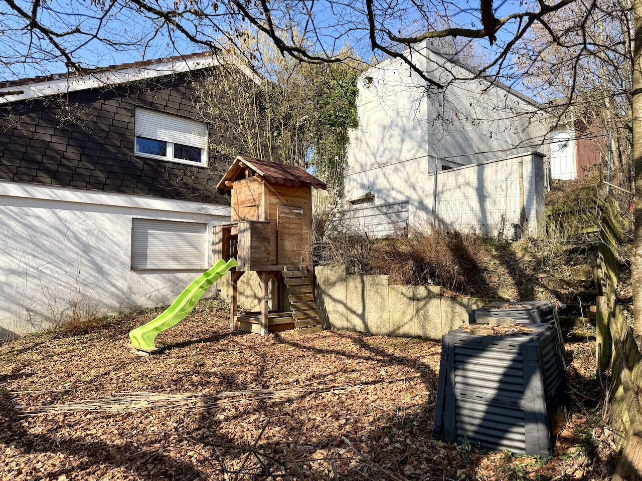 hinter dem Haus