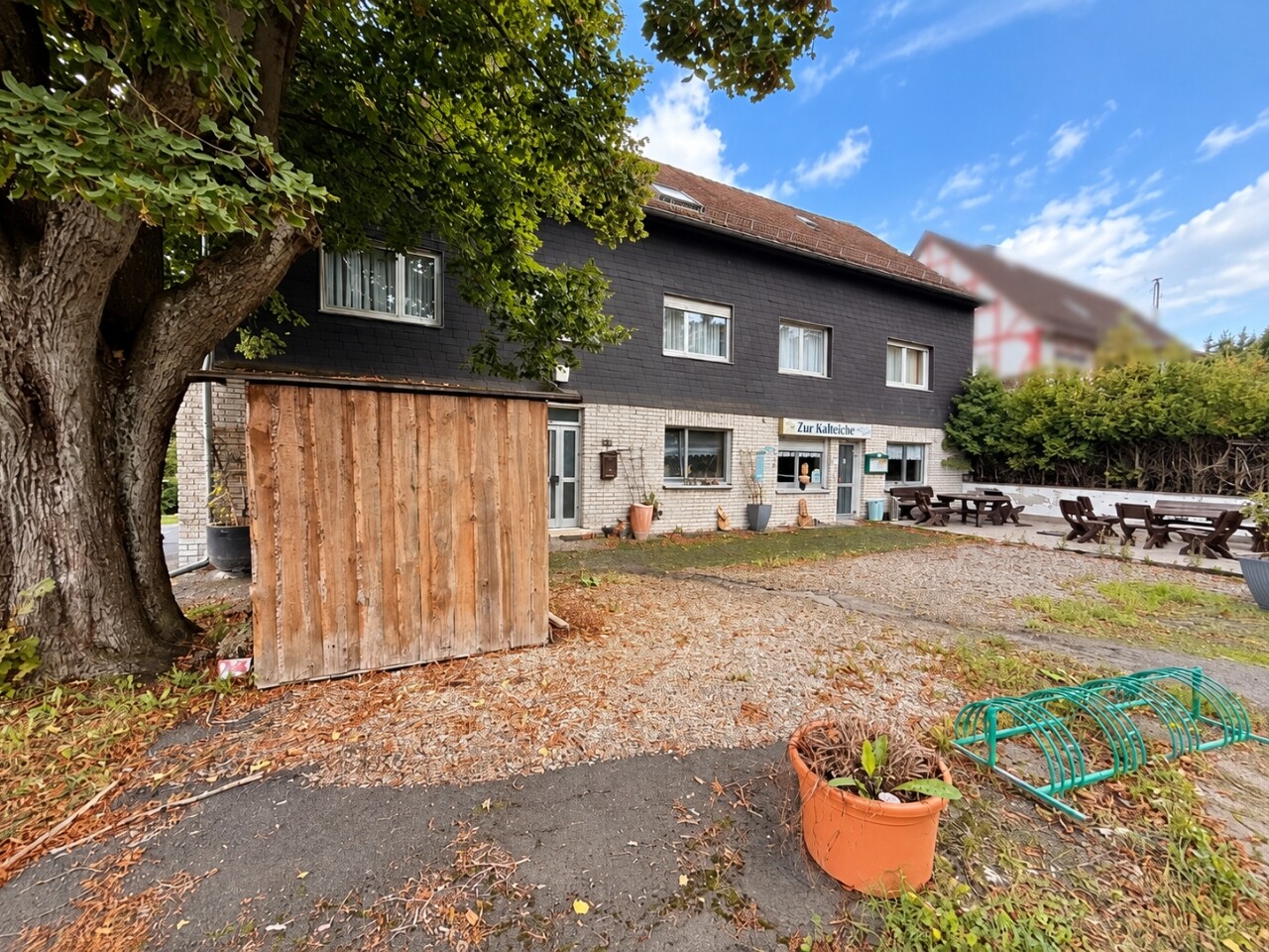 Vor dem Haus