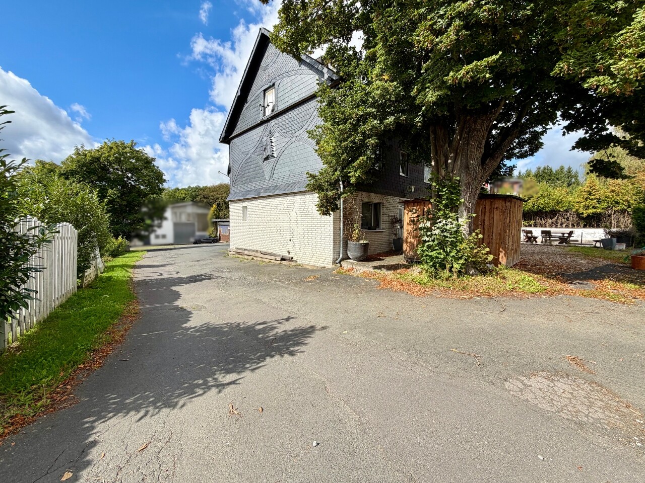 Einfahrt hinters Haus