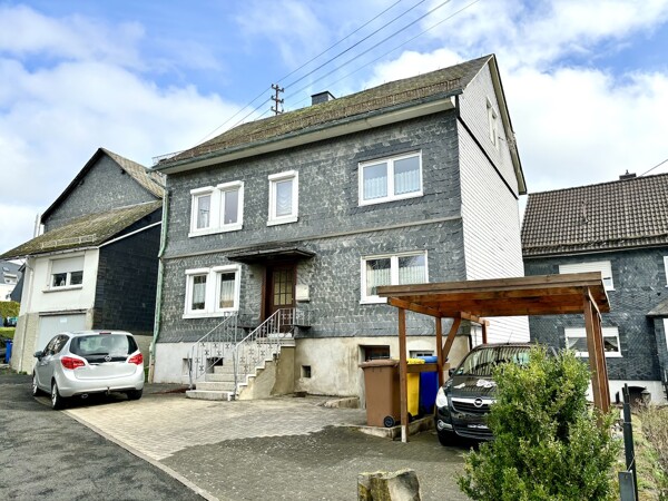Frontansicht mit Carport