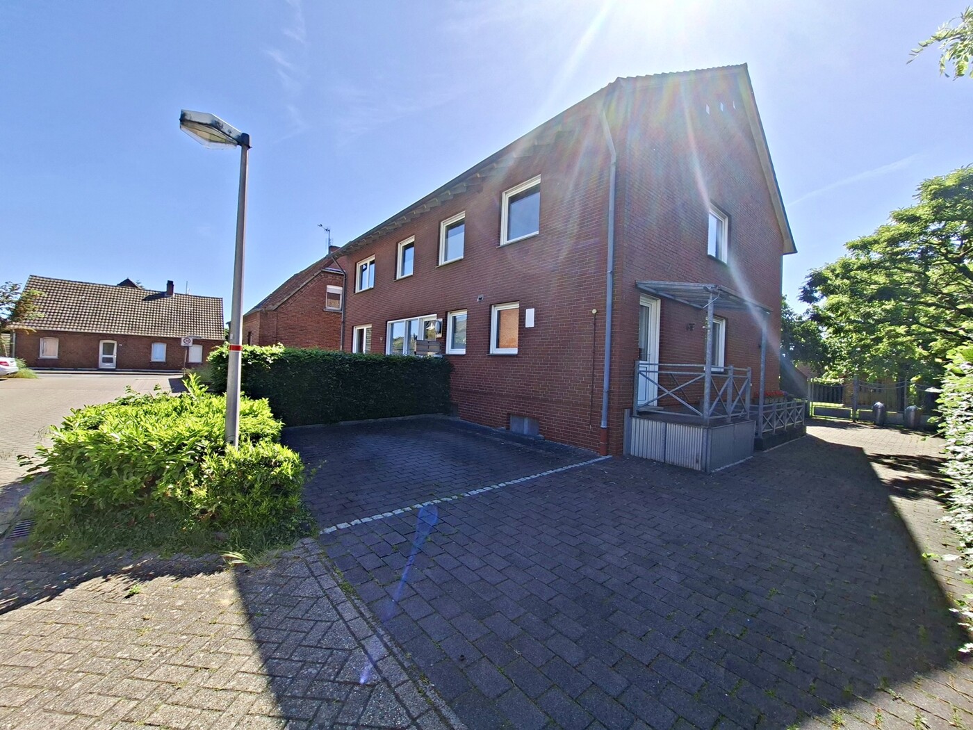 Haus + Zufahrt Garten